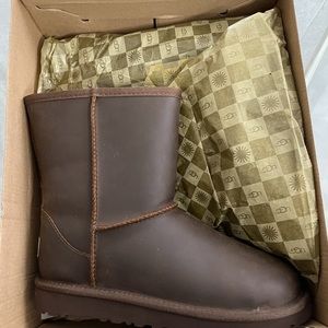 Leather UGG boots short classic brown size 5